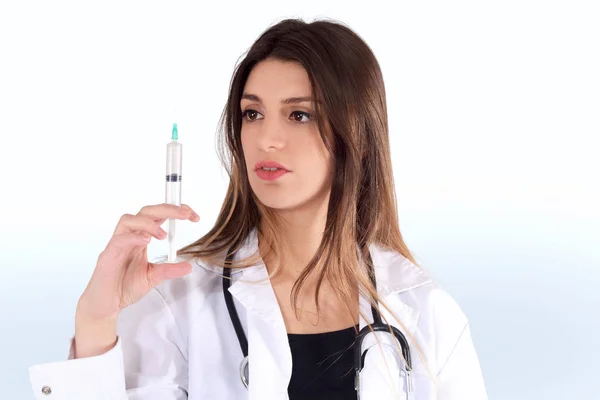 Ung kvinnlig läkare med stetoskop och nål — Stockfoto
