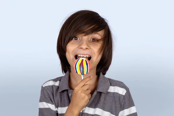 Pequeño niño comiendo una piruleta. — Foto de Stock