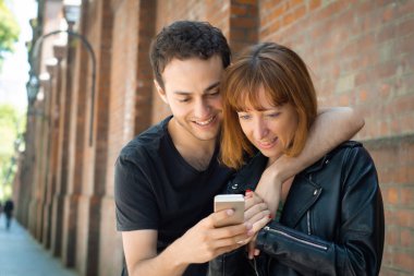 Genç çift smartphone uygulama kullanarak