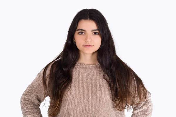 Portrait de jeune femme dans un studio . — Photo