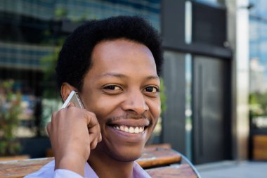 Latin işadamı cep telefonuyla konuşuyor