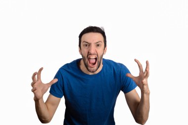 Genç adam bağırıyor ve çığlık atıyor