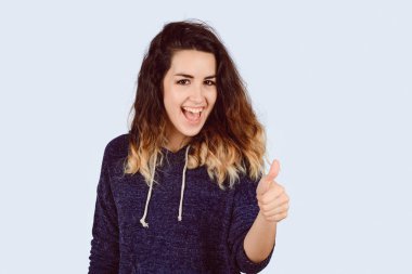 Başparmakları havada genç bir kadın..