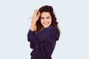 Bir stüdyoda genç latin kadın portresi.