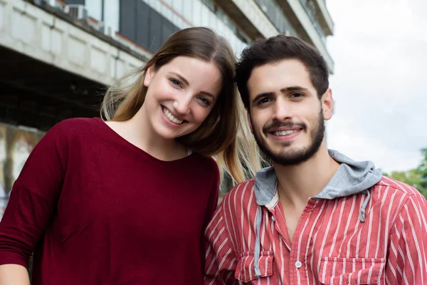 Zwei Studenten studieren gemeinsam im Freien — Stockfoto