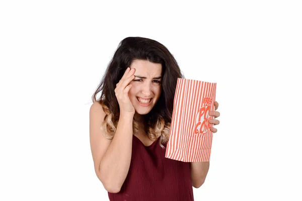 무서운 영화와 팝콘을 먹는 젊은 여자. — 스톡 사진