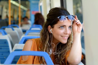 tren ile seyahat iş kadını