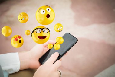 Emojis gönderme smartphone kullanan kadın.