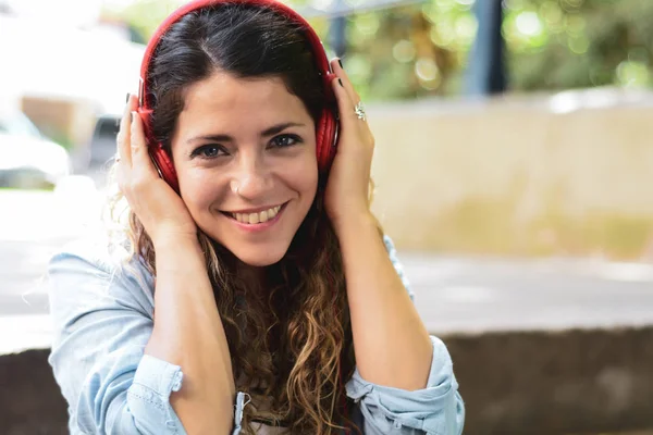 Jovem mulher ouvindo música com fones de ouvido. — Fotografia de Stock