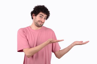 Komik adam stüdyoda bir şey gösteren.