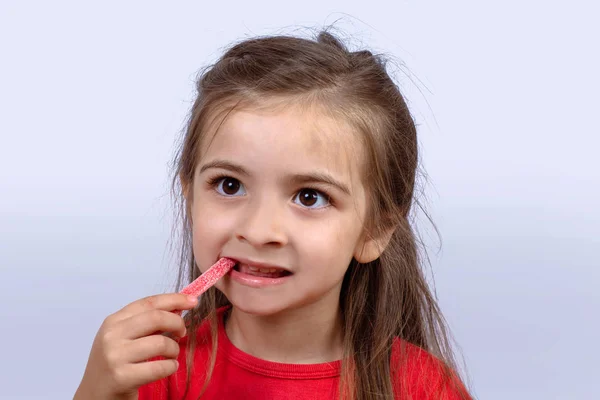 Kislány eszik édes édességet. — Stock Fotó