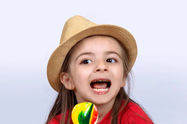 Klein meisje eet een lolly. — Stockfoto