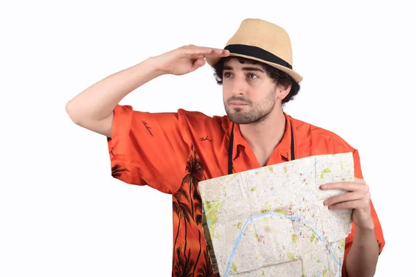 Turis pria dengan peta kota di studio . — Stok Foto