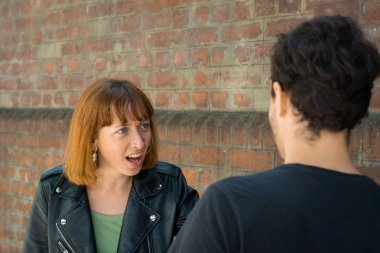 Tartışmayı ve birbirleri ile kavga genç Çift