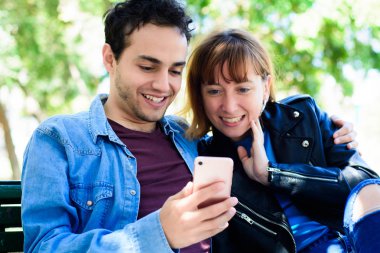 Genç çift smartphone uygulama kullanarak