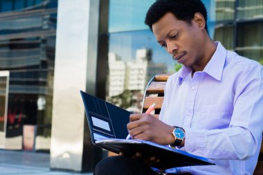 İşadamı proje belgelerini kontrol ediyor.