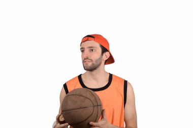 Basketbol topu olan genç bir adam..