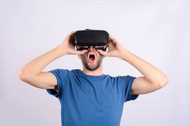 Sanal gerçeklik yaşayan adam. 