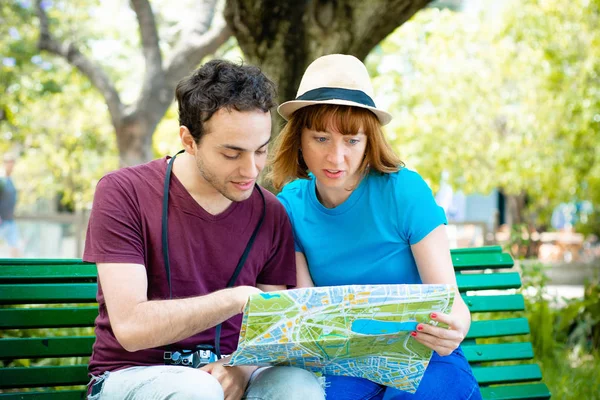 Pareja sosteniendo mapa en las manos y viajando juntos . — Foto de Stock