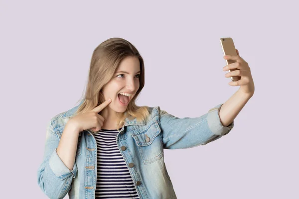 Mujer joven tomando selfie —  Fotos de Stock