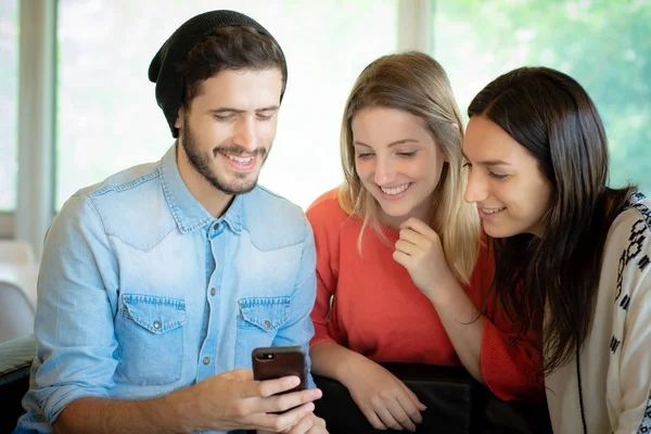 Gruppe junger Studenten, die gemeinsam in der Bibliothek lernen. — Stockfoto