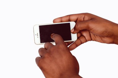 Erkek eli boş ekranlı akıllı telefonu tutuyor.