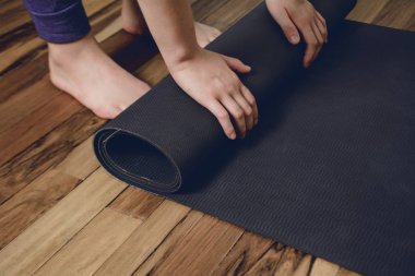 Fitness minyonunu yuvarlaan genç kadının yakın çekimi