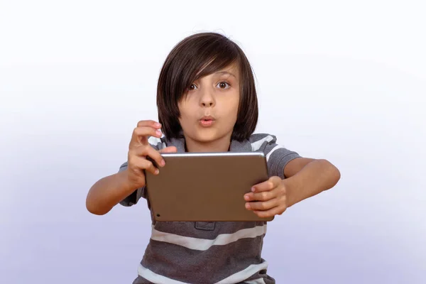 디지탈 태블릿을 사용하는 어린 소년. — 스톡 사진