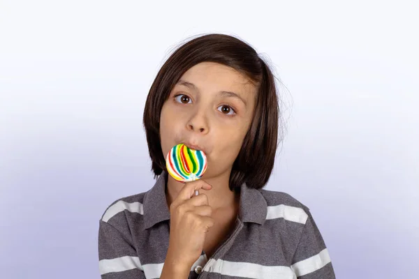 Kleine jongen eet een lolly. — Stockfoto