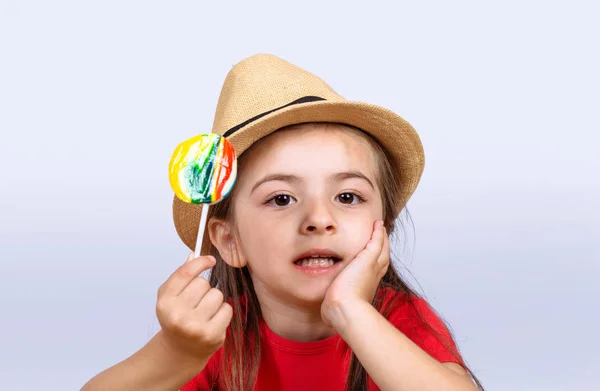 작은 소녀가 롤리팝을 먹고. — 스톡 사진