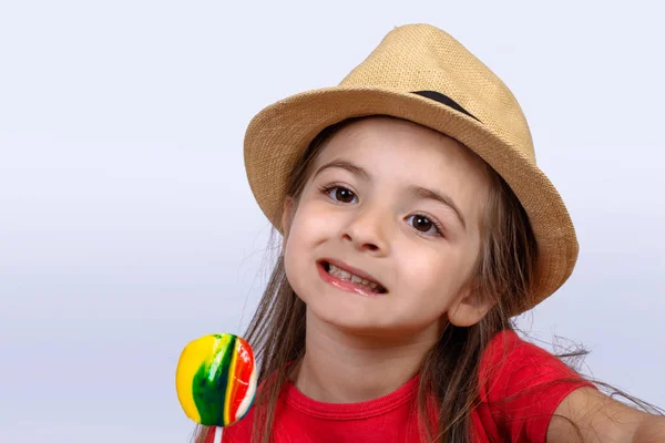 Klein meisje eet een lolly. — Stockfoto