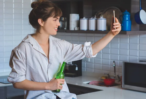 Selfie çeken genç latin kadın.