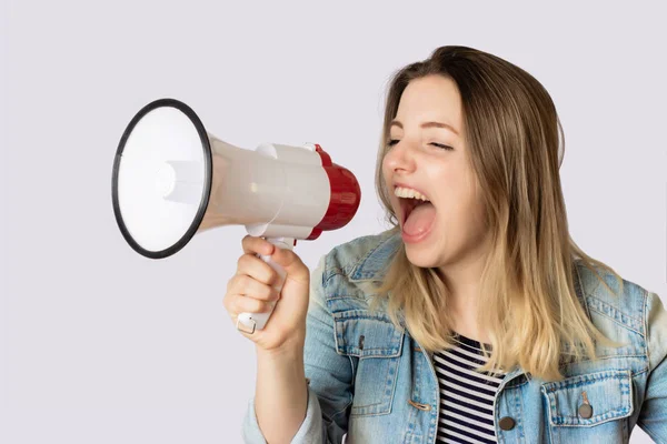 Молода жінка кричить на мегафон . — стокове фото