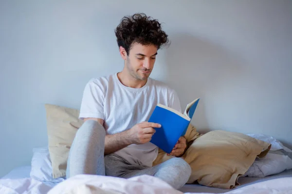 Man lezen van een boek in bed — Stockfoto