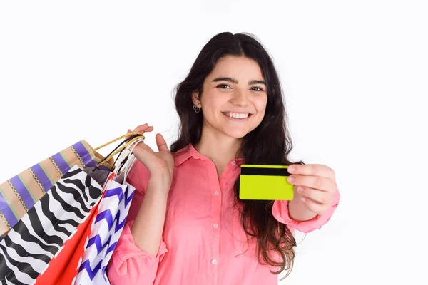 Mujer sosteniendo bolsas de compras y tarjeta de crédito . —  Fotos de Stock