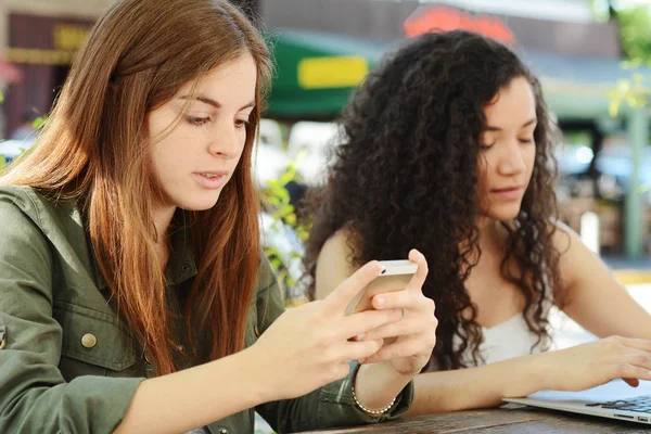 Freunde mit Smartphone und Laptop. — Stockfoto