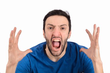 Genç adam bağırıyor ve çığlık atıyor