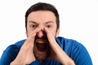 Genç adam bağırıyor ve çığlık atıyor