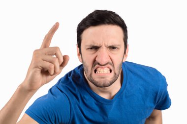 adam sinirli bir ifade ile.