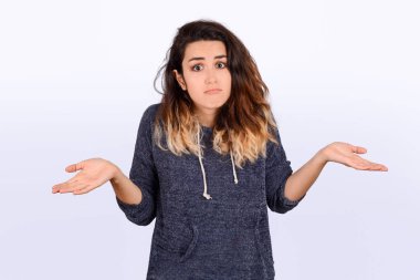 Kararsız genç kadın