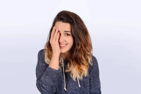 Retrato de una joven latina en un estudio . —  Fotos de Stock