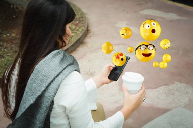 Emojis gönderme smartphone kullanan kadın.