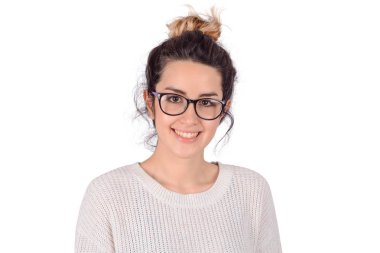 Bir stüdyoda genç kadın portresi.