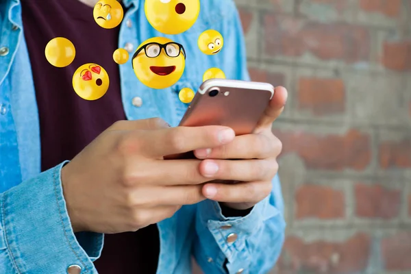 Homem usando smartphone enviando emojis — Fotografia de Stock