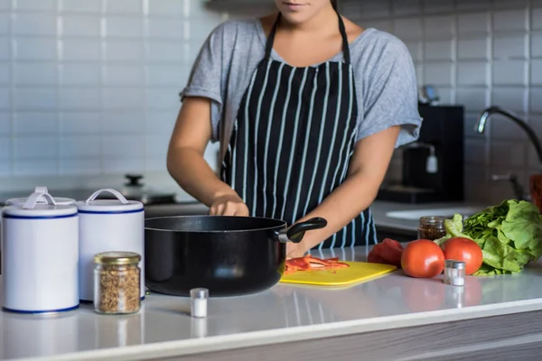 Кулинарная женщина на кухне — стоковое фото