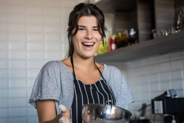 Mujer cocinera en la cocina — Foto de Stock