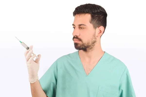 Dokter laki-laki memegang jarum suntik — Stok Foto