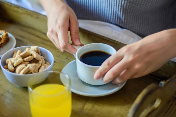 Jeune femme prenant le petit déjeuner au lit — Photo