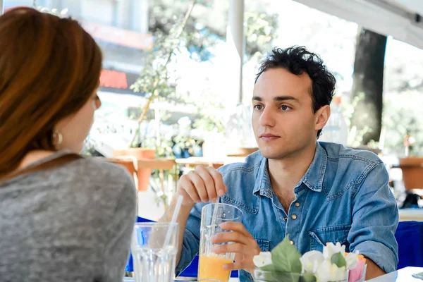 Молодая привлекательная пара на свидании в кафе — стоковое фото