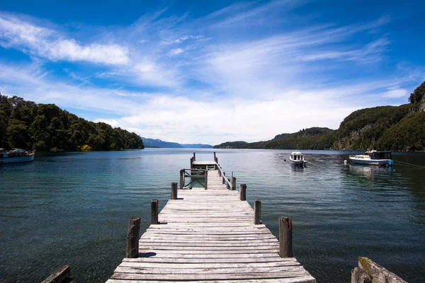 Göl kenarında ahşap iskele.